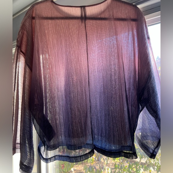 Understated top that glitters & flows - Picture 2 of 4